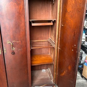 Ropero Antiguo de Madera Oscura con 4 Puertas y Tiradores Dorados - imagen 5