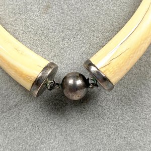 Cadena de Plata con Colmillos de Marfil y Detalle Metálico - imagen 4