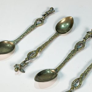 Seis Cucharitas de Metal para Café con Cabo Labrado y Decoración de Querubines - imagen 2