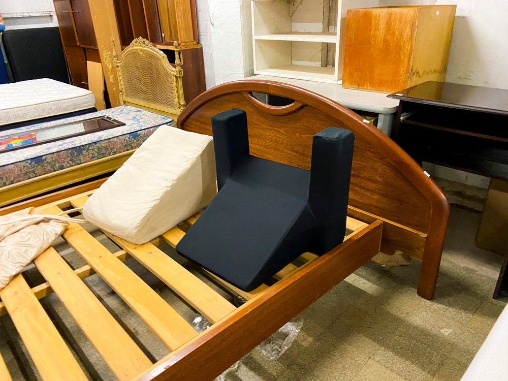 Soporte de Espalda Negro para Cama