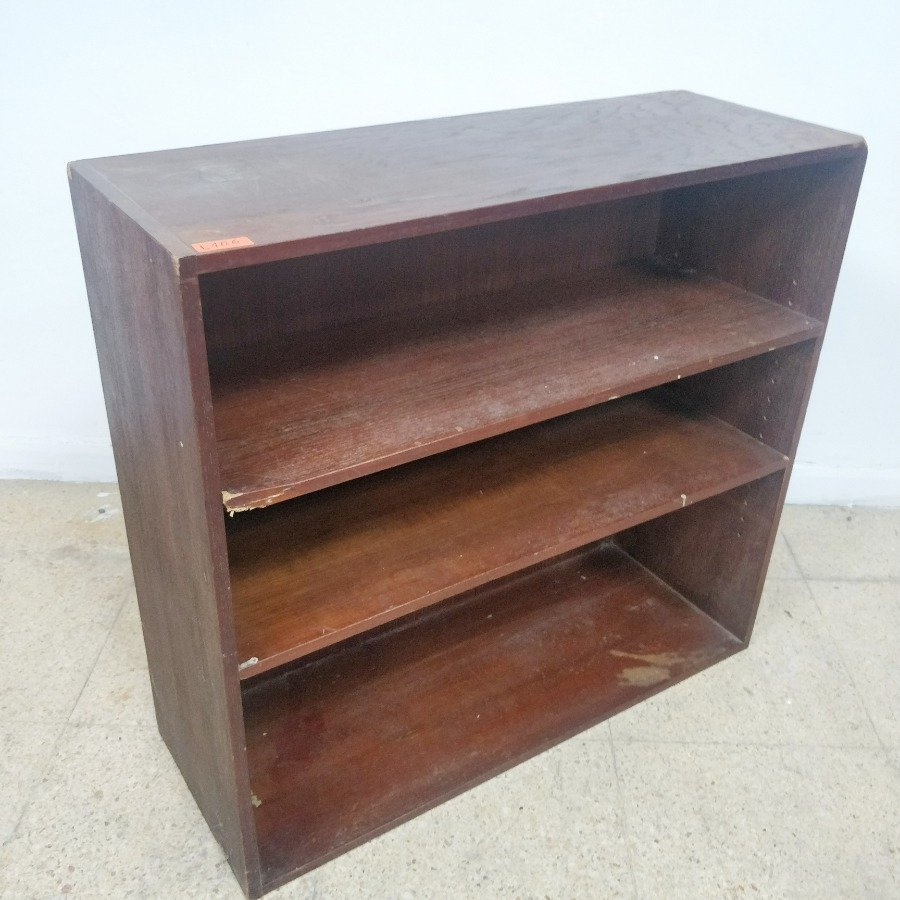 Estantería en mdf con dos estantes y detalles de uso - imagen 6