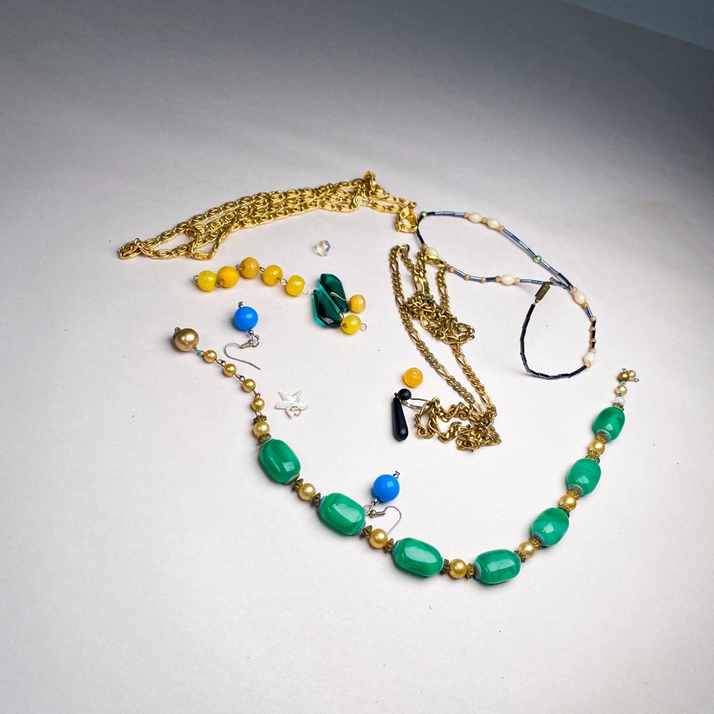 Lote siguiente: Collares coloridos y accesorios para el cuello