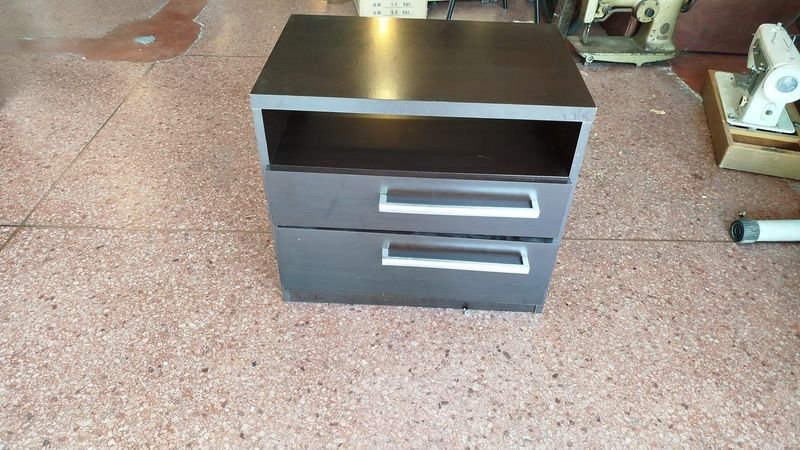 Mesa de luz con dos cajones en excelente condición - imagen 3