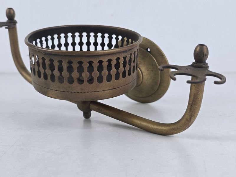 Antiguo Soporte de Bronce para Baño con Detalle de Mano