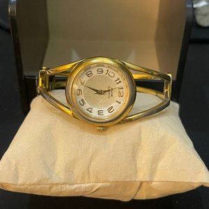 Reloj Anne Klein II Dorado Diseño Brazalete Escultural - imagen 9