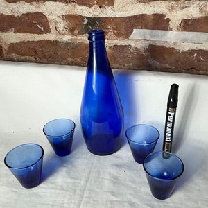 Lote siguiente: Juego de Vasos y Botella de Vidrio Azul