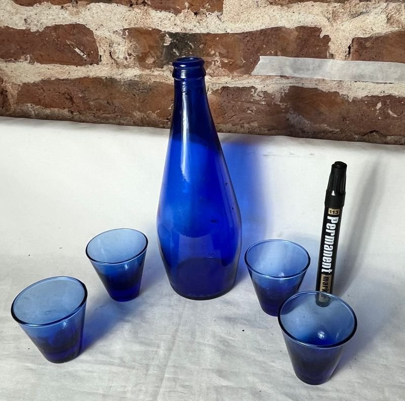 Juego de Vasos y Botella de Vidrio Azul