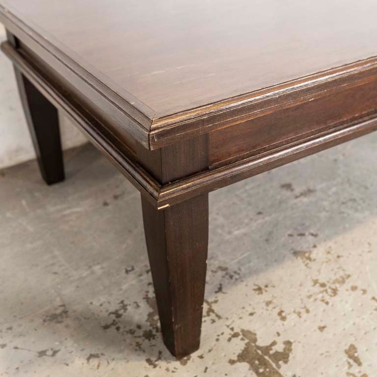 Mesa de living de madera con detalles y mancha en la tapa - imagen 2