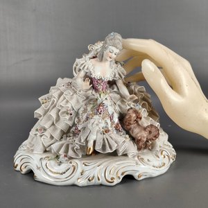 Figura de Porcelana Capodimonte: Dama con Perro y Detalles Florales - imagen 3