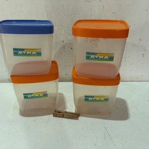 Lote siguiente: Juego de 4 recipientes plásticos ATMA con tapa
