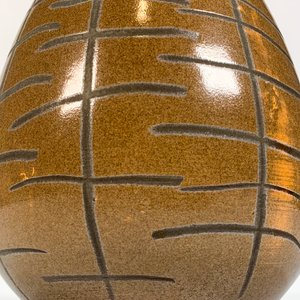 Florero Cónico de Cerámica Marrón con Líneas Decorativas - imagen 2
