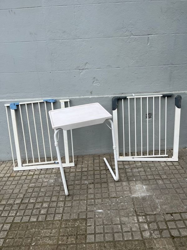 2 Portones de Seguridad para Bebé y Mesa Plegable Plástica Blanca - imagen 1