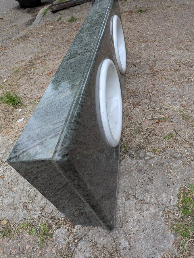 Mesada de baño en granito con doble pileta - imagen 3