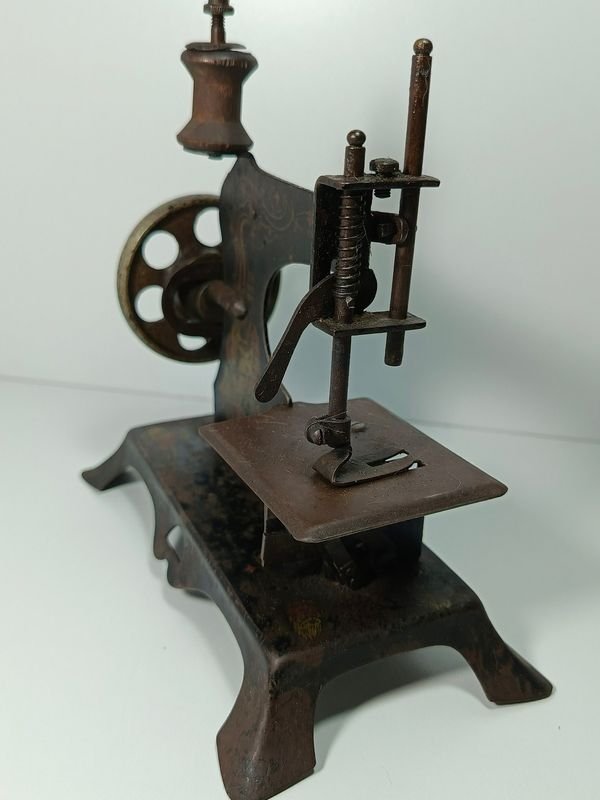 Máquina de coser antigua para niños y aprendices - imagen 3