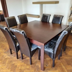 Juego de Comedor: Mesa Rectangular de Madera Oscura con 8 Sillas Tapizadas en Cuero Negro - imagen 4