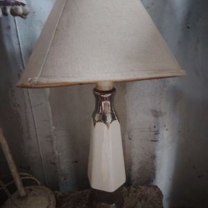 Lote siguiente: Lámpara de Mesa Antigua con Base de Porcelana Blanca y Plateada