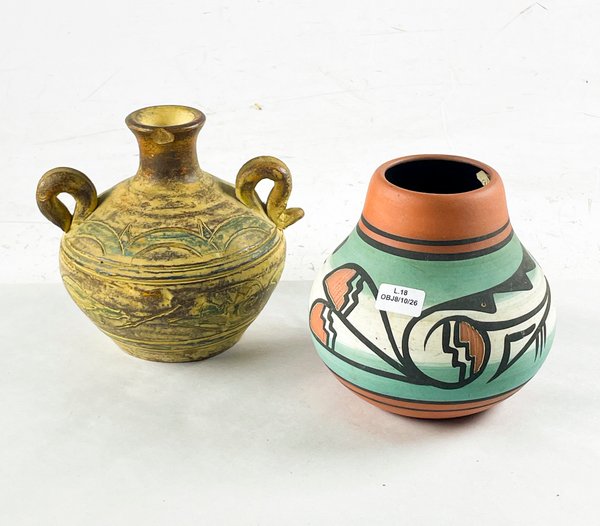 Dos Vasijas de Cerámica Artesanal, Multicolor y Beige con Asas - imagen 1