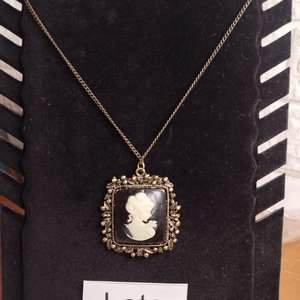 Collar Estilo Camafeo Vintage con Detalles en Bronce - imagen 2