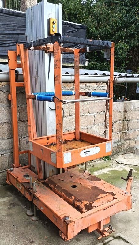 Elevador vertical de personal (Unipersonal) Eléctrico: Plataforma elevadora con canasto de seguridad y panel de control superior. Estructura compacta sobre ruedas, ideal para espacios reducidos en interiores o suelos nivelados - Sin Probar