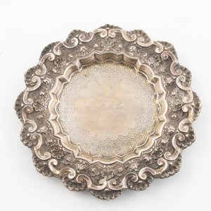Lote de 3 Platos de Plata con Borde Labrado y Detalles Florales - imagen 3
