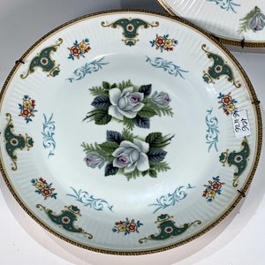 Dos Platos Llanos de Porcelana Blanca con Flores y Greca - imagen 2