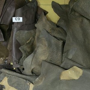 Lote de Recortes de Cuero: Variedad de Texturas y Colores - imagen 1