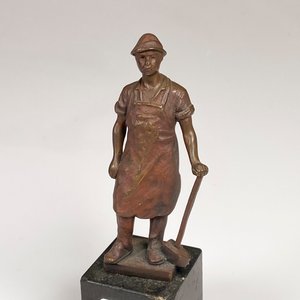 Figura de Bronce Herrero con Base de Mármol Firmada - imagen 3