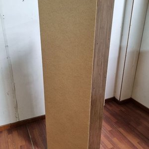 Mueble Alto Blanco y Marrón con Puerta y Estantes Abiertos - imagen 4