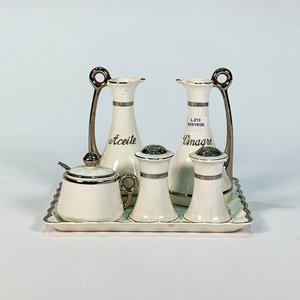 Lote siguiente: Juego de Aceiteras, Vinagrera y Saleros de Porcelana Checoslovaca con Monogramas Plateados