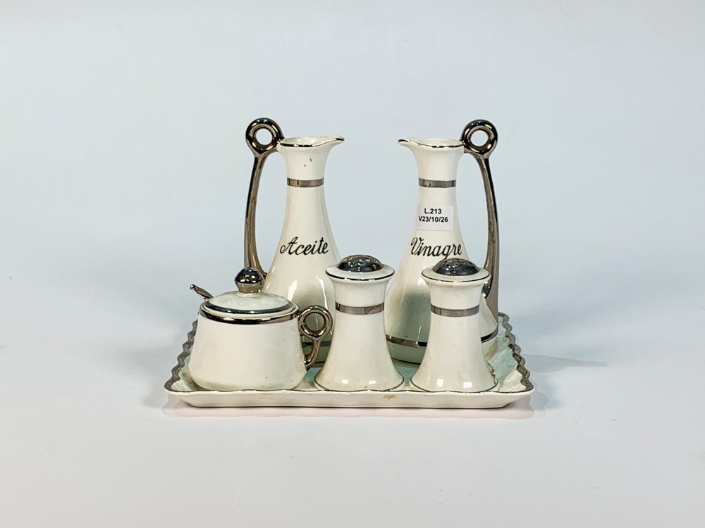 Juego de Aceiteras, Vinagrera y Saleros de Porcelana Checoslovaca con Monogramas Plateados
