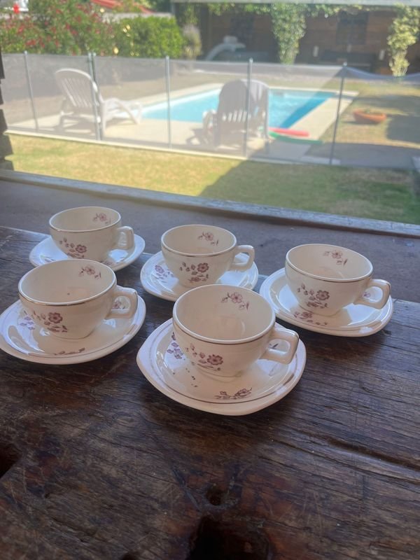 Juego de té en porcelana con diseños florales - imagen 2