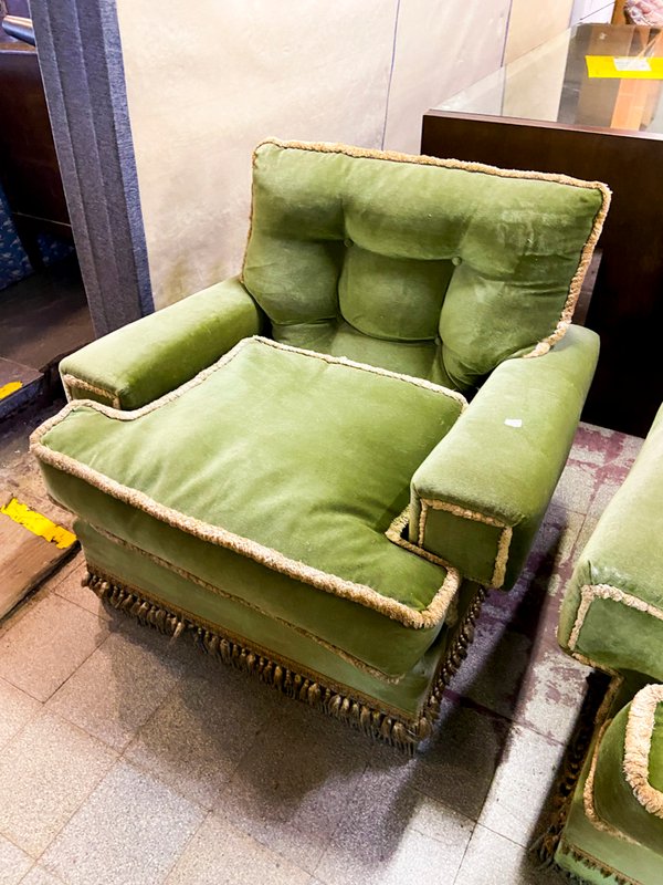 Sillón de Sala Tapizado en Pana Verde con Flecos