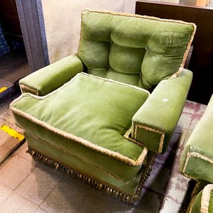 Lote siguiente: Sillón de Sala Tapizado en Pana Verde con Flecos