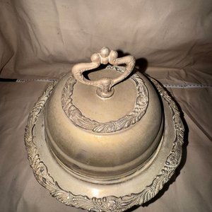 Antigua Fuente de Servicio Cloche con Tapa Labrada - Metal Plateado - imagen 5