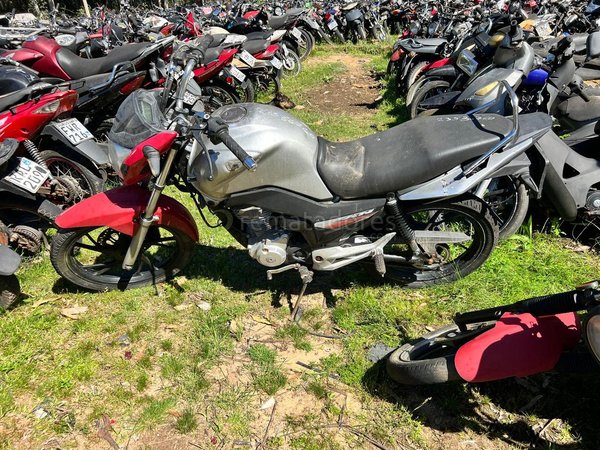 Motocicleta estilo naked, plateada y roja