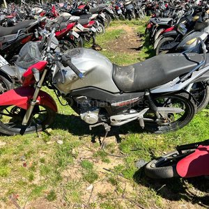 Lote anterior: Motocicleta estilo naked, plateada y roja