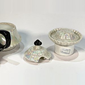 Trío de Porcelana Checoslovaca para Sal, Pimienta y Palillos con Asa Negra - imagen 4
