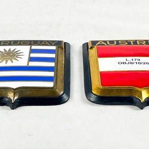 Dos escudos en bronce y esmalte 8,5x7 - imagen 2