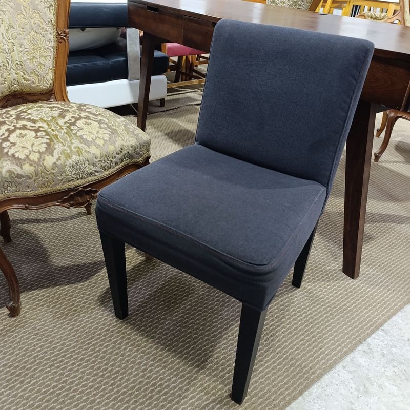 Silla Cassoni Design Tapizada en Chenille con Estructura de Madera Maciza