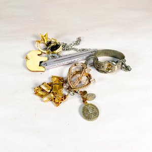 Lote siguiente: Conjunto de Pulseras de Fantasía con Dijes y un Navaja