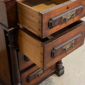 Cajonero Colonial de Nogal con Tapa de Mármol y Cuatro Cajones - imagen 3