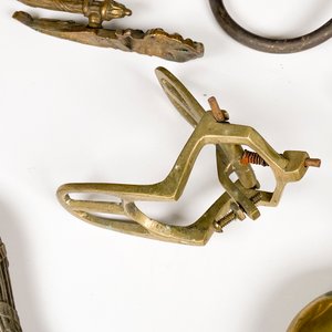 Lote de 5 piezas de bronce: canilla, perchero, picaporte y spots - imagen 5