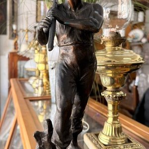 Lote siguiente: Estatuilla de Metal Patinado: Hombre Trabajador con Herramienta