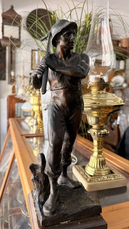 Estatuilla de Metal Patinado: Hombre Trabajador con Herramienta