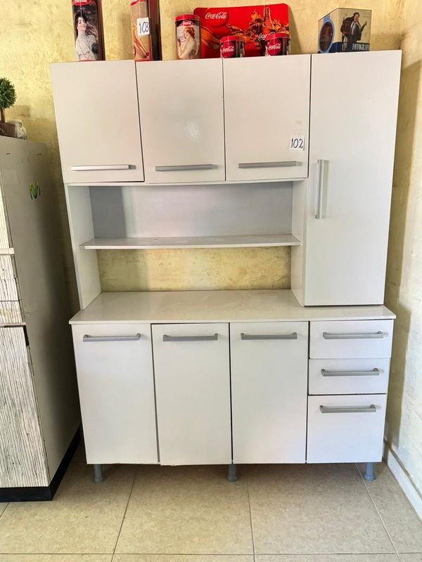 Lote siguiente: Coca-Cola y mueble de almacenamiento en buen estado