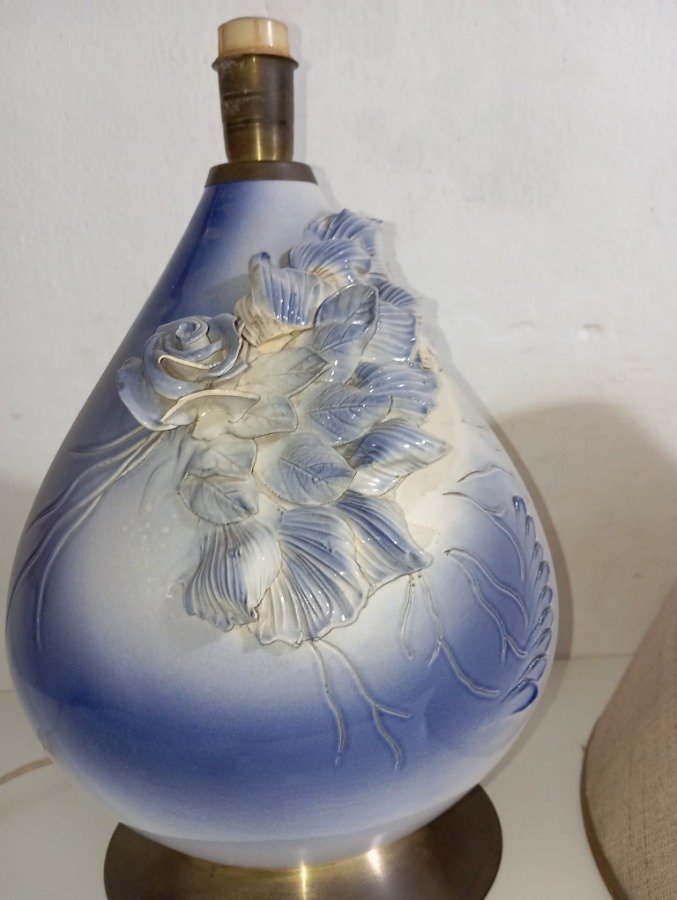Lámpara en loza y bronce esmaltado azul y blanco con detalles florales - imagen 5