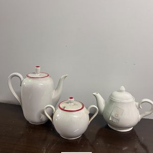Lote anterior: Juego de Teteras y Azucarero Blanco con Detalles Rojos