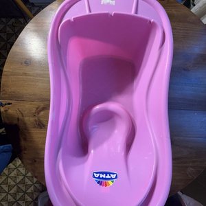 Set de Baño Infantil: Tina Rosada, Soporte Antideslizante y Reductor Fucsia - imagen 5