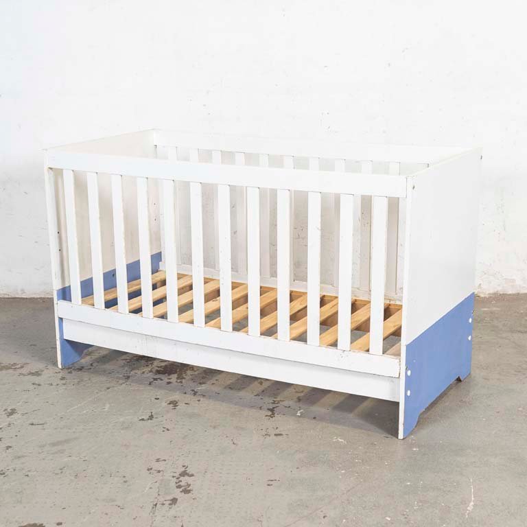 Lote siguiente: Cuna de bebé de MDF melamínico y madera