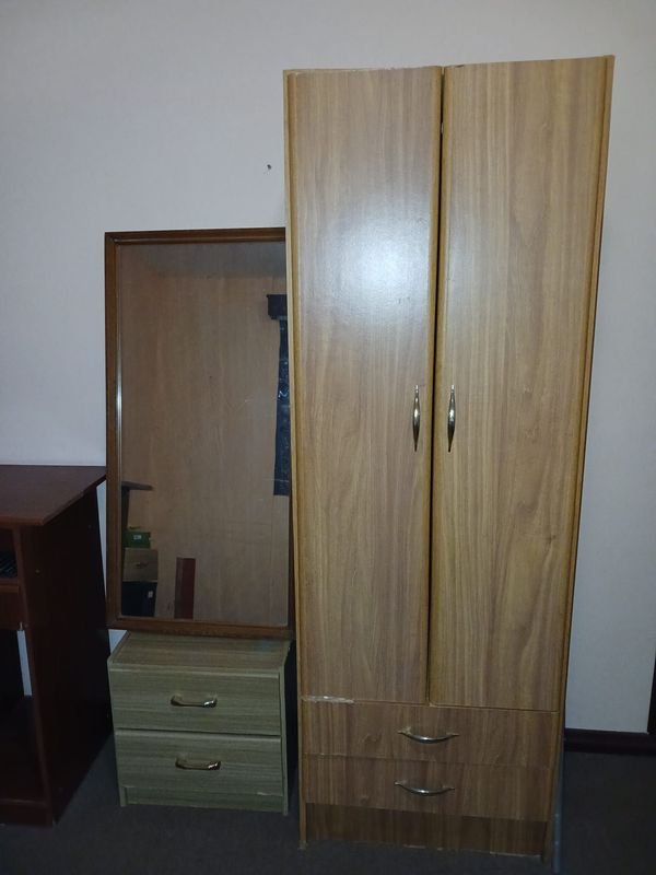 Ropero de Madera con Dos Puertas, Mesa de Luz y Espejo